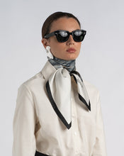 Cargar imagen en el visor de la galería, Pañuelo de seda 'THE OCEAN'