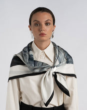 Cargar imagen en el visor de la galería, Pañuelo de seda 'THE OCEAN'