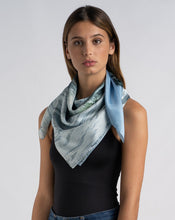 Cargar imagen en el visor de la galería, Pañuelo de Seda 'The Waves'